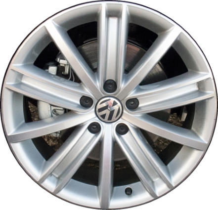 Volkswagen Tiguan 2009-2016 silver machined 18x7 aluminum wheels or rims. Hollander part number ALY69877U10.PS15, OEM part number 5N0601025D8Z8, 5N0601025AF8Z8.